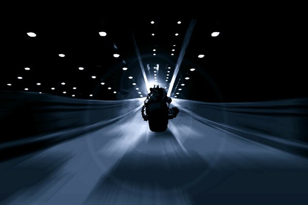 Flying toon noir, le long des rares lanternes, un motocycliste