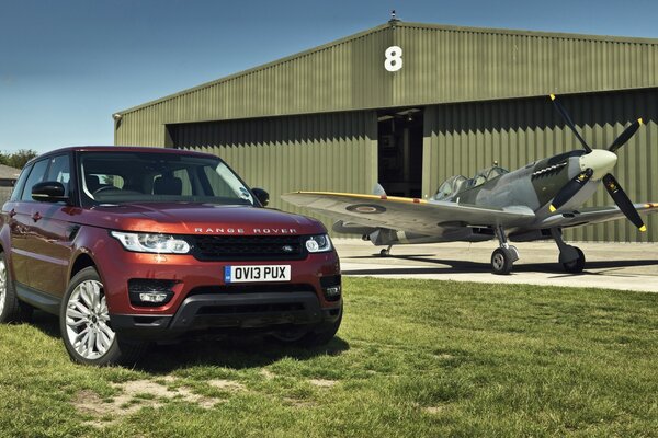 Range rover y avión