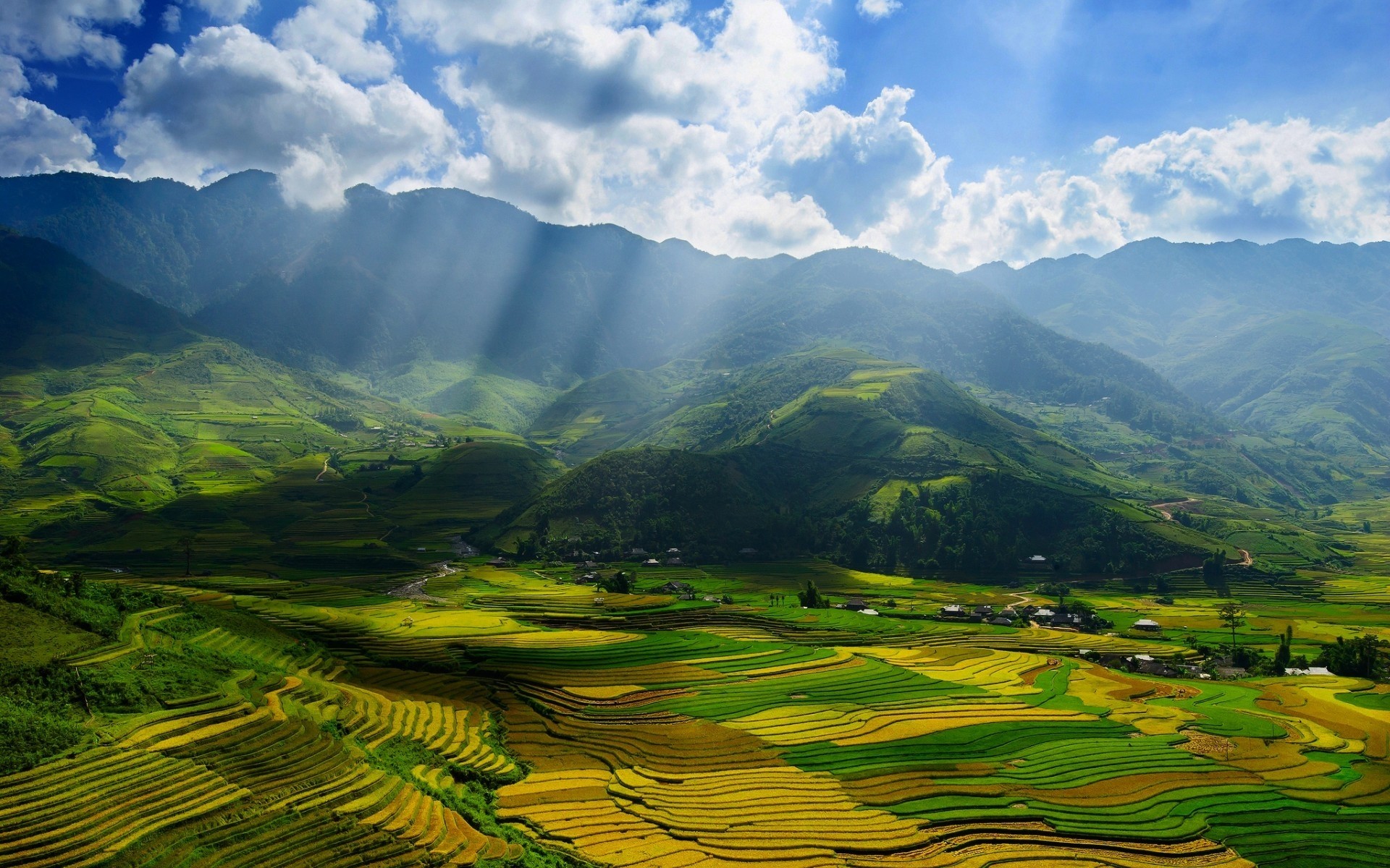 paisagens viagens natureza terras cultivadas paisagem ao ar livre montanhas céu colina verão vale madeira rural árvore campo grama amanhecer agricultura bom tempo cênica montanhas floresta