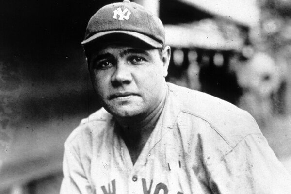 Foto en blanco y negro de un hombre con una gorra de béisbol