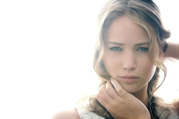 Retrato de una hermosa mujer joven