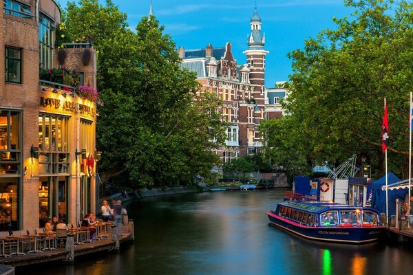 Barcos navegan en el canal de la ciudad