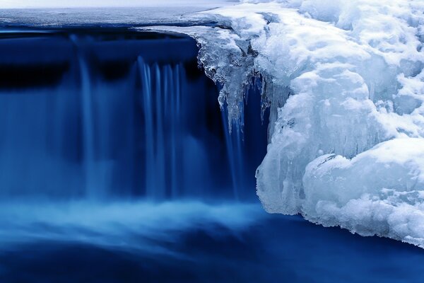 Paysage avec l eau bleue froide et la glace