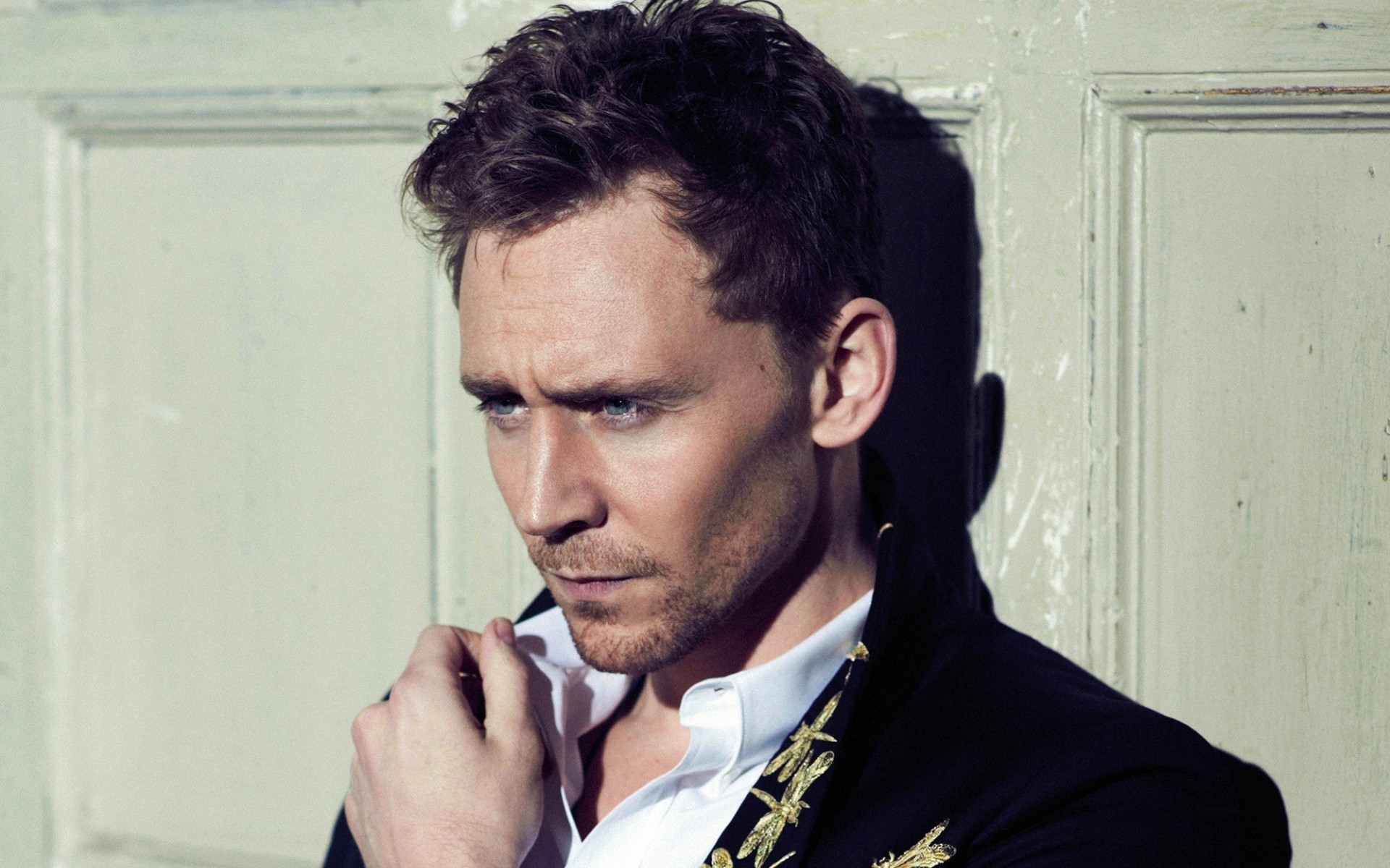 hommes portrait unique adulte homme porter expression faciale musique téléphone tenue tom hiddleston acteurs