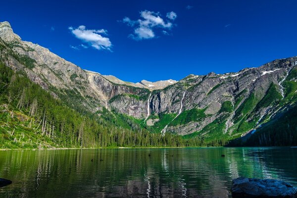 Estados Unidos, lago en las montañas, cielo azul