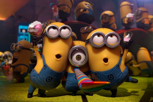 Minions celebran y cantan Canciones