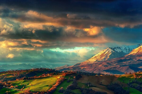 Pôr do sol nas montanhas italianas