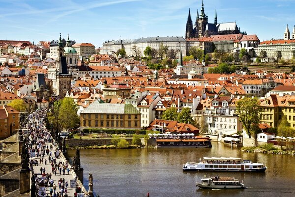 Ein touristischer Ort mit schönen Häusern