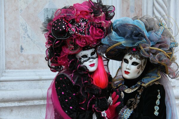 Deliziosi costumi in maschera italiani