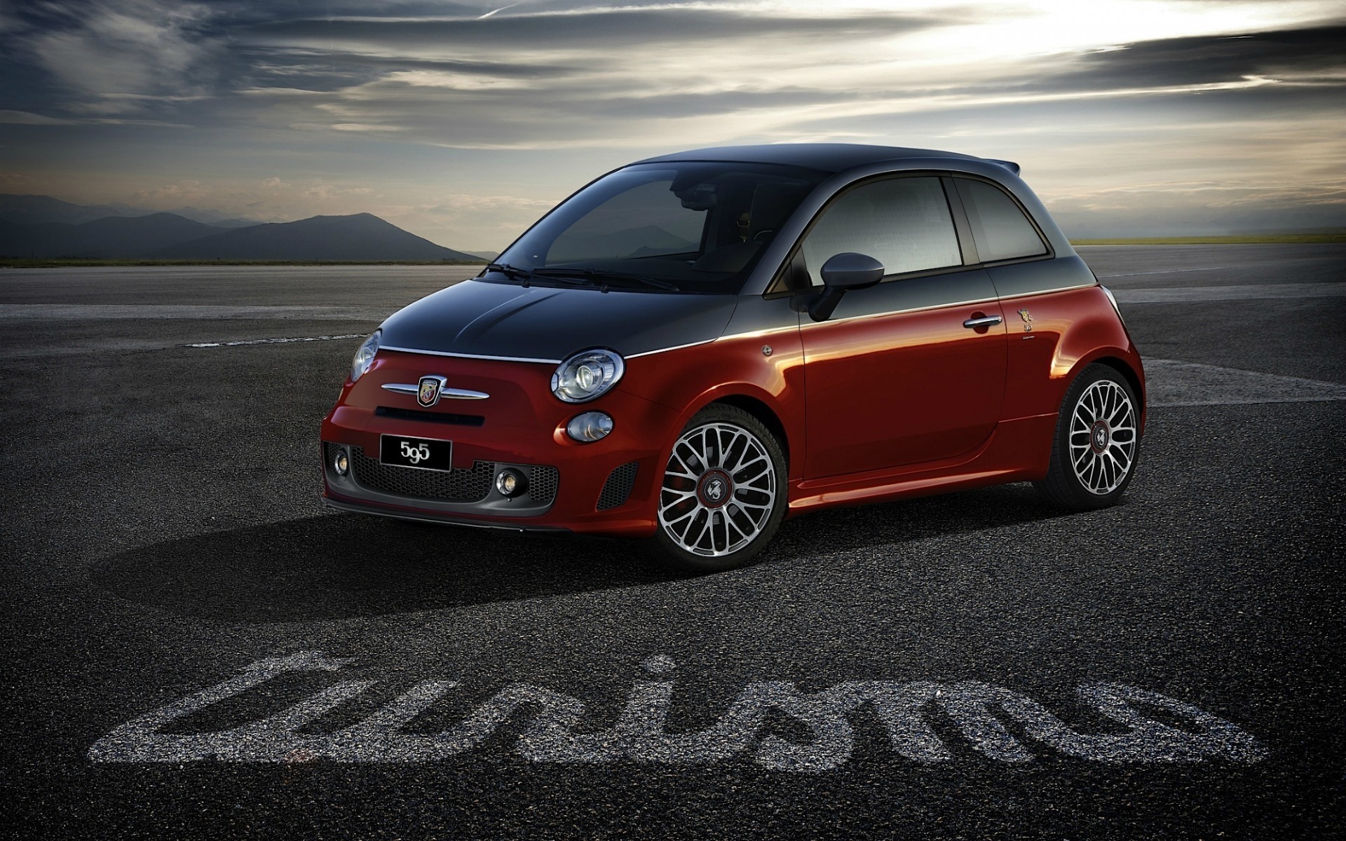 fiat auto auto schwarz pflaster asphalt beeilen sie sich mittags automobil schnell transportsystem räder aktion motorhaube fahren straße fiat 500 abarth