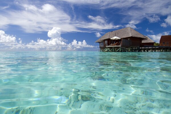 Casa en el agua en una playa tropical