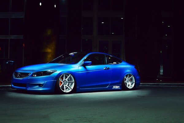 Voiture bleue Honda Night shot phares