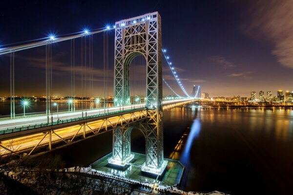 Eine Brücke über den Fluss, die eine Stadt in den USA verbindet