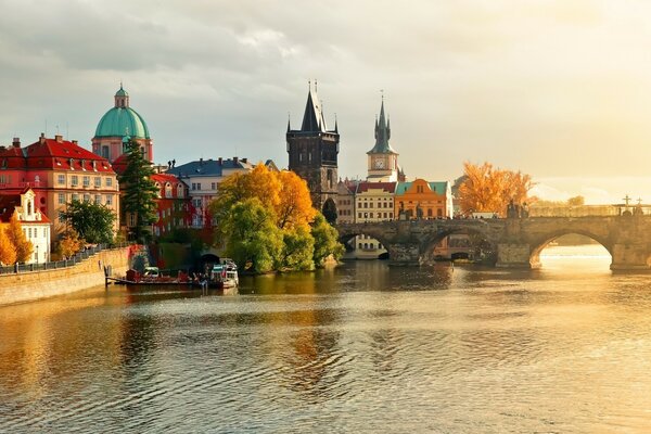 Flusswasser im Hintergrund der Stadt