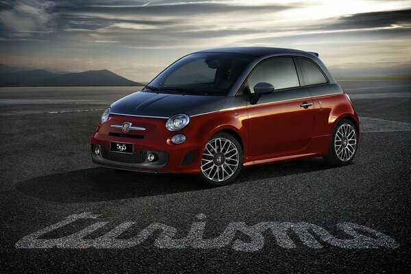 Voiture Fiat sur le trottoir noir