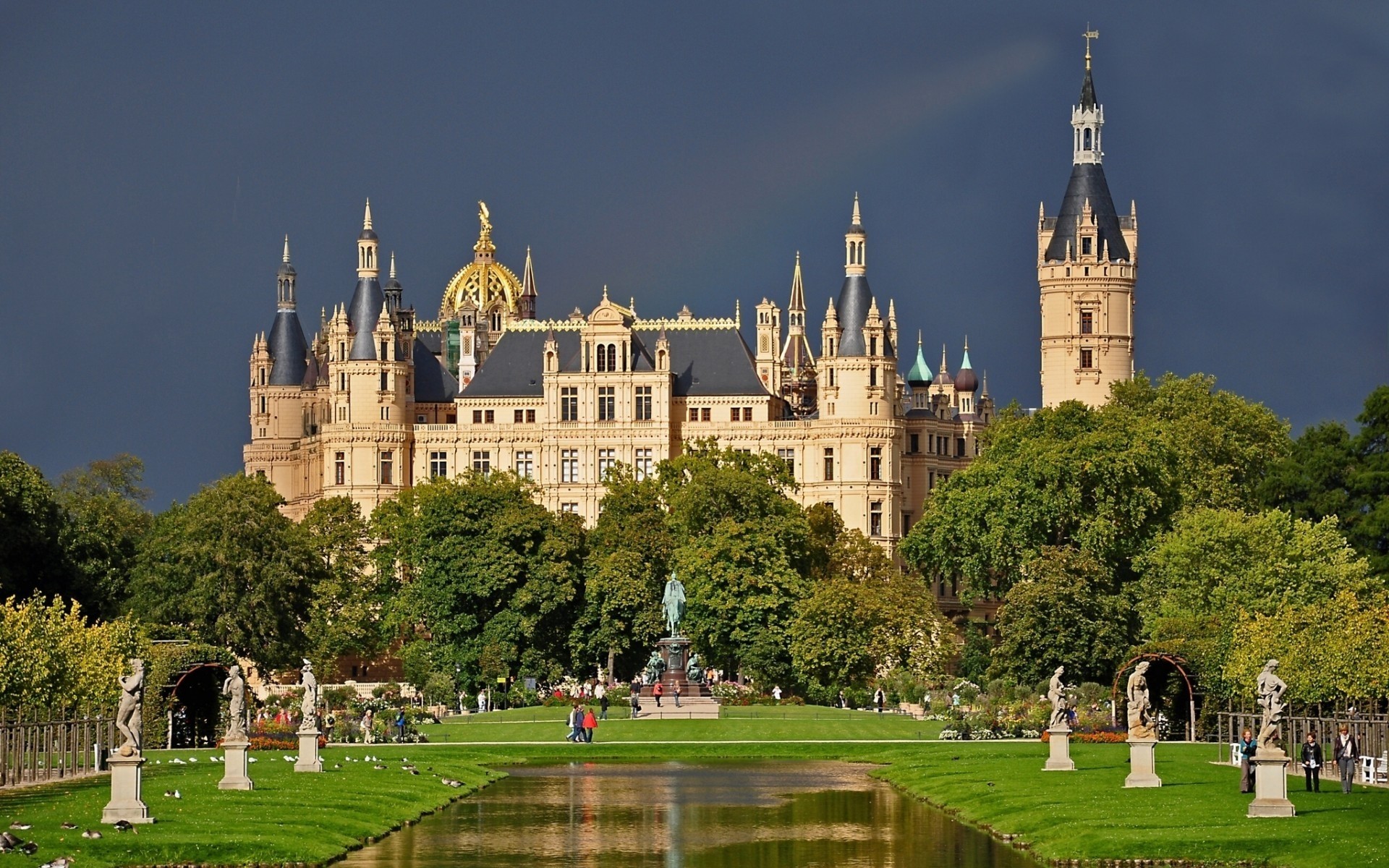 germania architettura viaggi all aperto casa castello luce del giorno cielo torre città gotico vecchio turismo punto di riferimento antico fiume castello di schwerin paesaggio