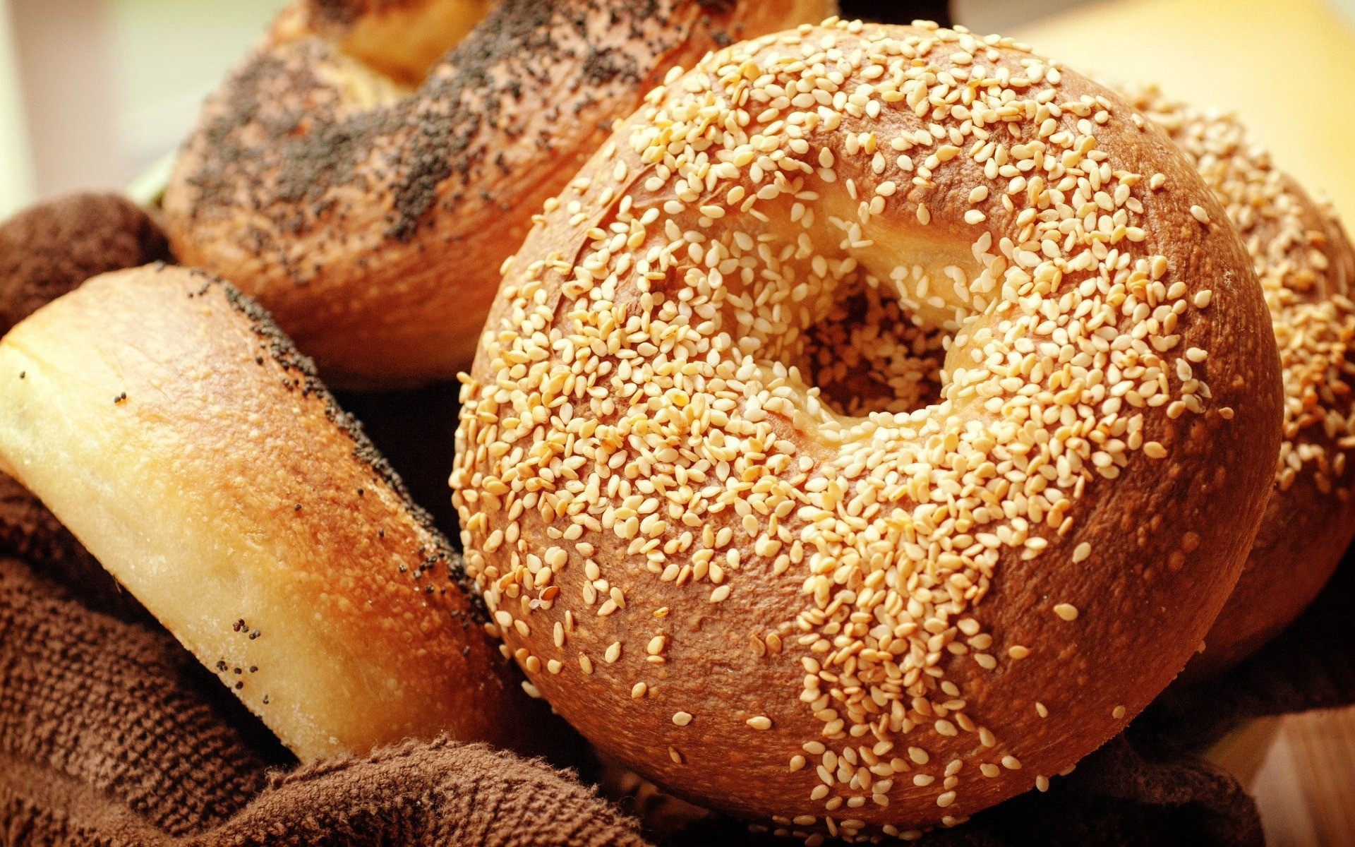 еда хлебопекарни завтрак хлеб хлопья пшеницы вкусные выпечки питание кондитерский кунжут традиционные домашние круглый здоровья