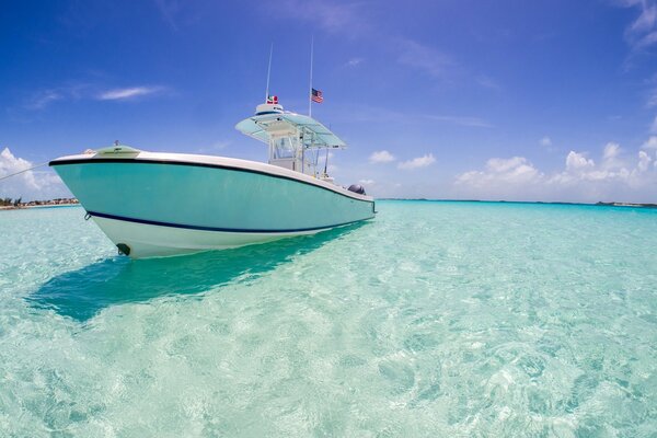 Eau bleue avec yacht