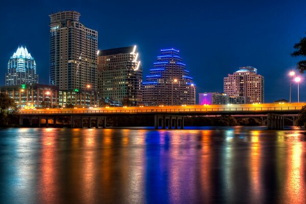 Los colores brillantes de la ciudad nocturna