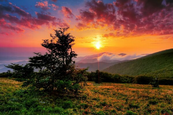 Sonnenuntergang über den Gipfeln der Berge