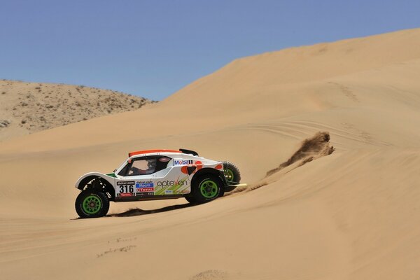 Carro durante o dia no deserto ensolarado