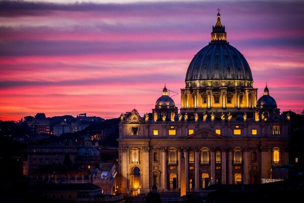 Cupola della Chiesa al Tramonto della sera