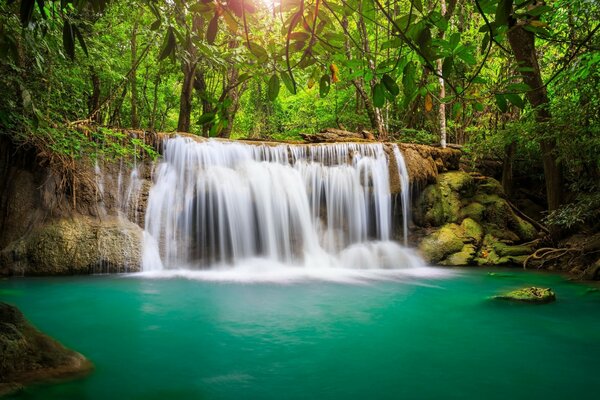 Sehr schöne Landschaft, Wasserfall im Wald