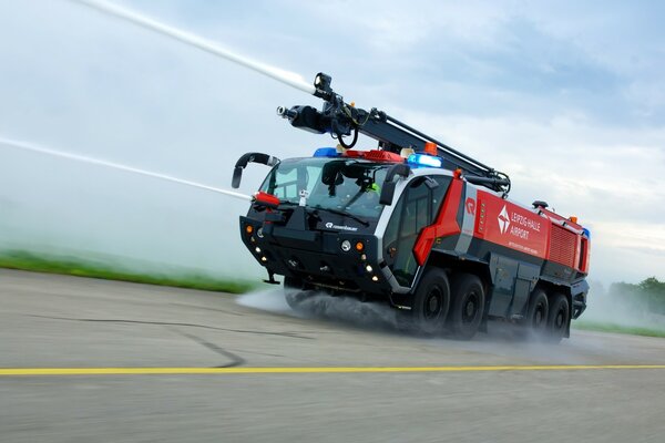 Camion dei pompieri guida veloce sulla strada