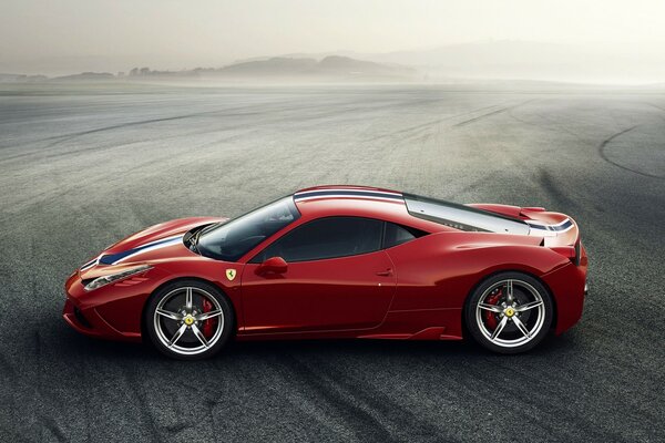 Ferrari rouge dans un terrain brumeux