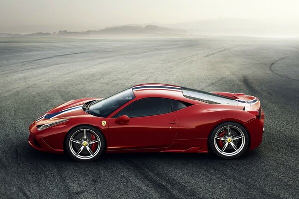 Czerwone Ferrari w mglistym terenie