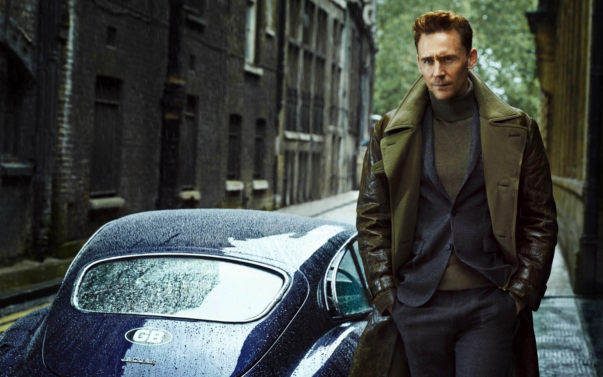 uomini ritratto da solo adulto uomo strada strada auto indossare tom hiddleston