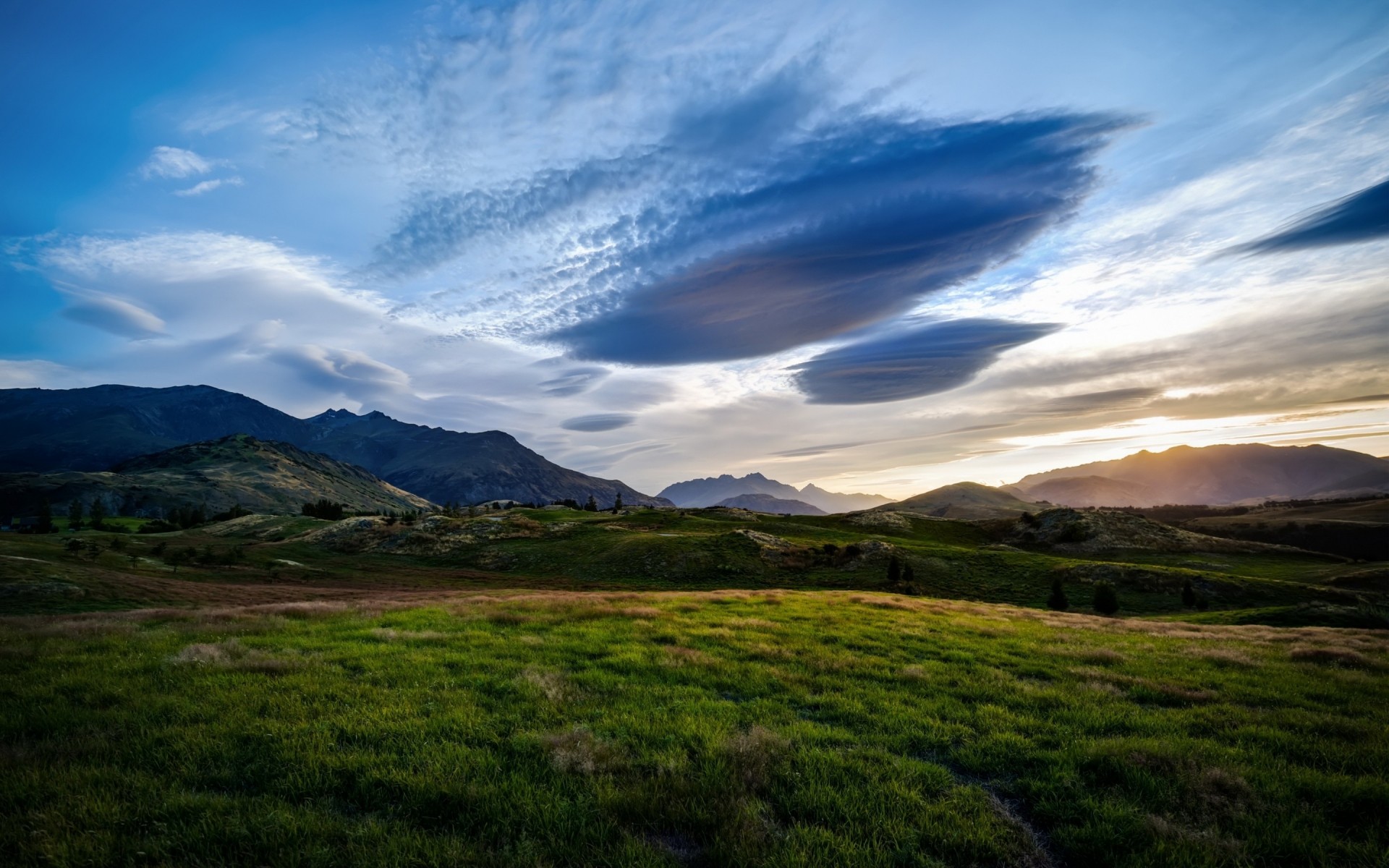 paysage paysage ciel voyage montagnes nature dehors coucher de soleil herbe colline aube collines montagnes