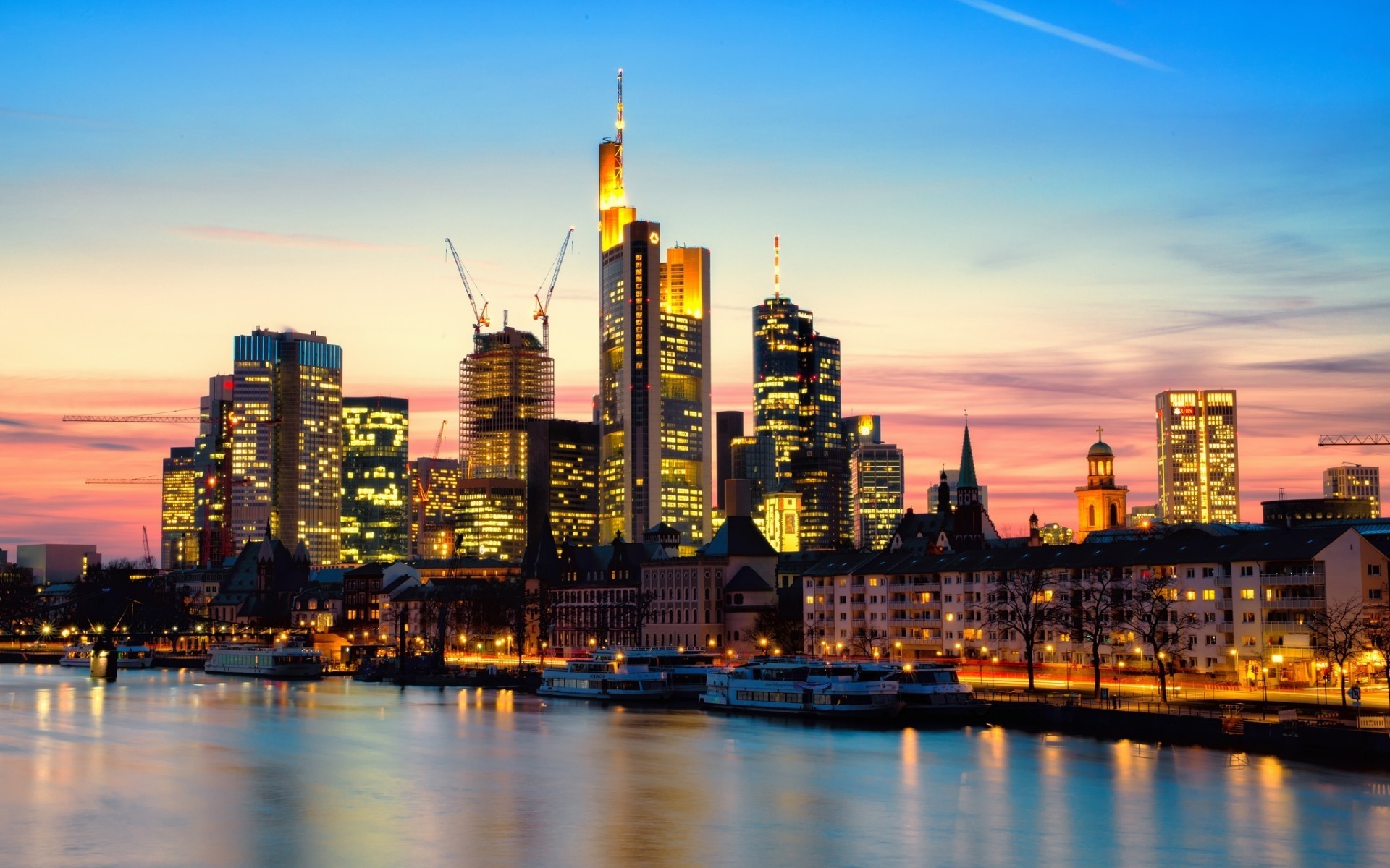 deutschland stadt architektur skyline stadt innenstadt wolkenkratzer dämmerung sonnenuntergang reisen haus himmel fluss büro wasser städtisch geschäft turm uferpromenade brücke frankfurt gebäude