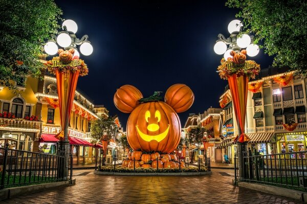 Halloween-Figur Mickey Mouse aus Kürbis Abendstraße