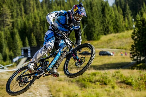 Saut à vélo en été dans la forêt