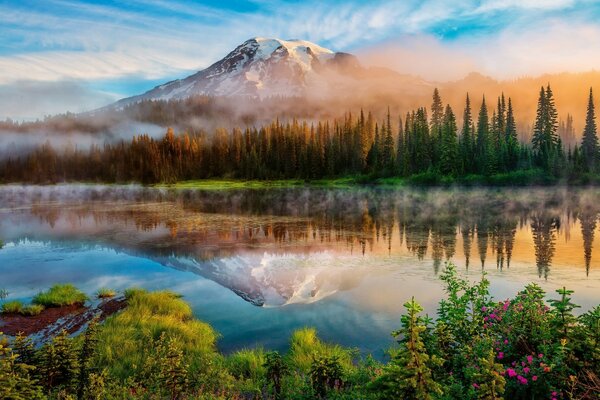 Un léger brouillard a touché les montagnes