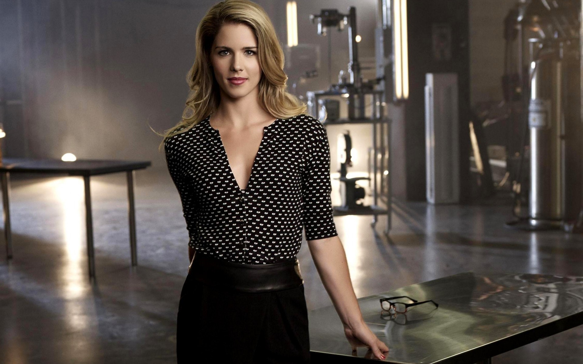 взрослый женщина портрет в помещении мода один бизнес модель носить номер модные блондинка детка эмили бетт знаменитости знаменитости