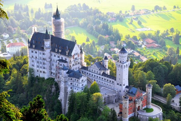 Castillo blanco en las verdes montañas de Alemania