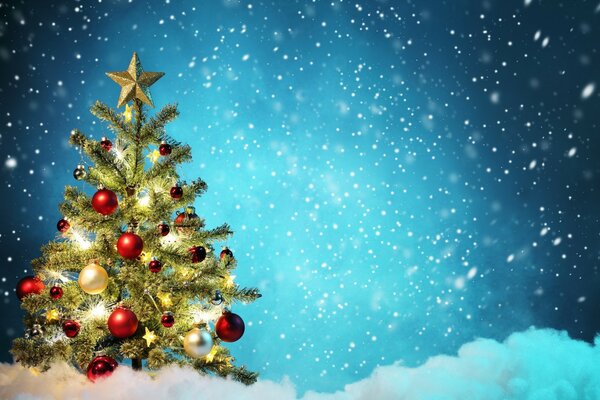 Albero di Natale nella foresta decorato con Capodanno e giocattoli