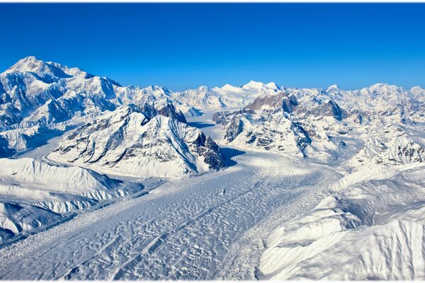 Strada tra la neve in montagna