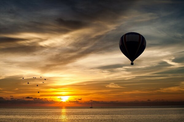 Der Ballon schwebt am Himmel über dem Meer