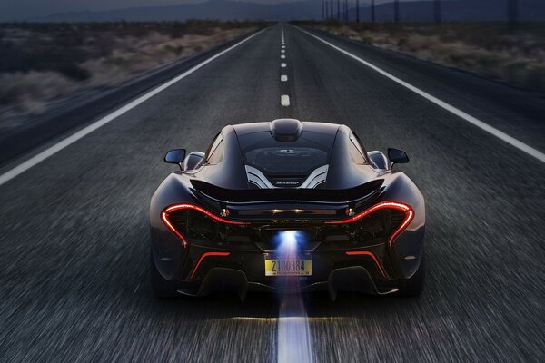 McLaren gece yolunda ilerliyor