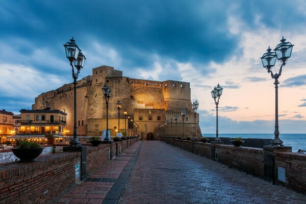 Burgfestung vor dem Hintergrund des Abendmeers