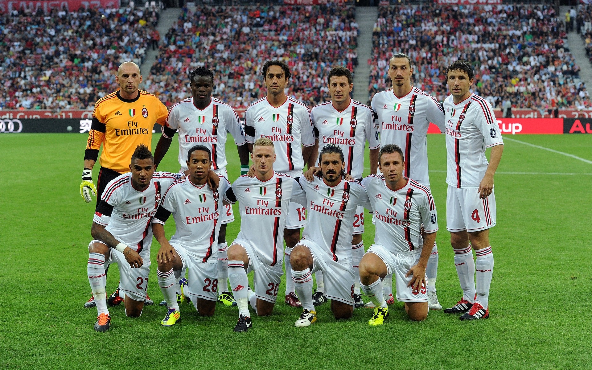 futebol futebol estádio objetivo jogo competição bola jogos fã de esportes esquadrão homem esporte liga copa atleta pés campeão estrela itália milão