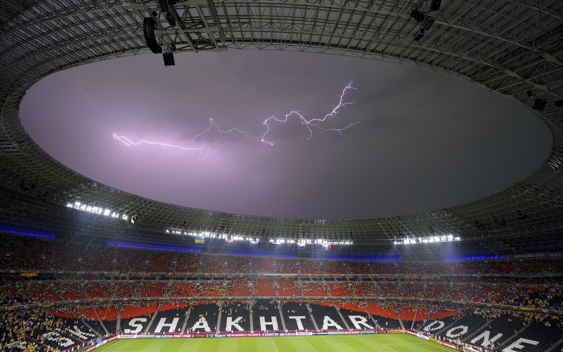 futebol estádio competição futebol bola jogos fã de esportes auditório luz lugar jogo campeonato atleta lazer campo de futebol viagem estádio de futebol campo