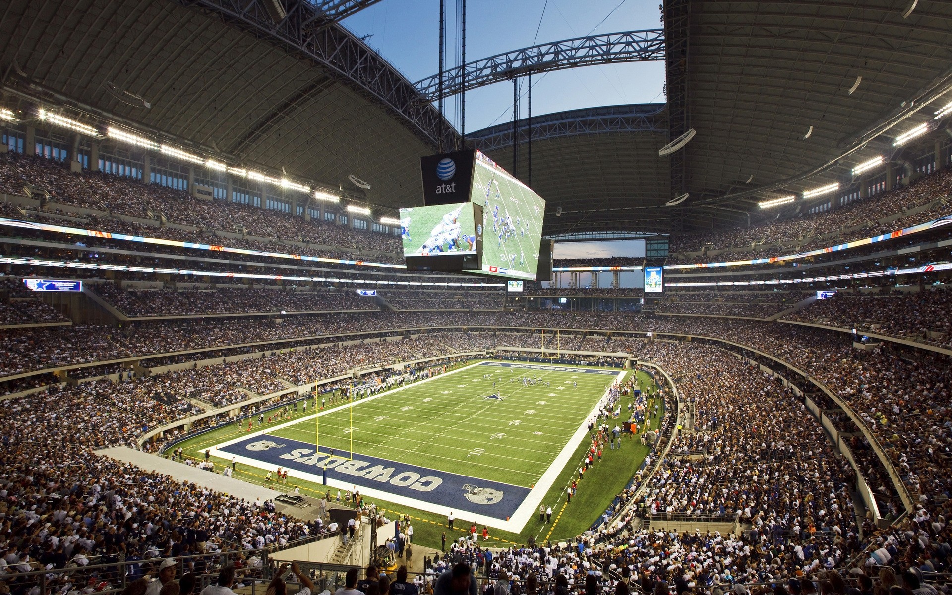 esporte estádio competição futebol futebol tribuna fã de esportes campeonato bola pista jogos arquibancadas assento atleta beisebol linha muitos rugby americano verde fãs