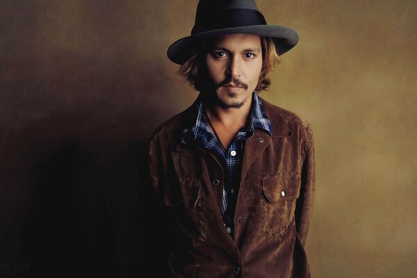 Johnny Depp em um fundo cinza