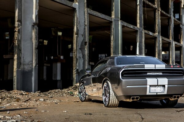 Voiture chic sur un chantier abandonné