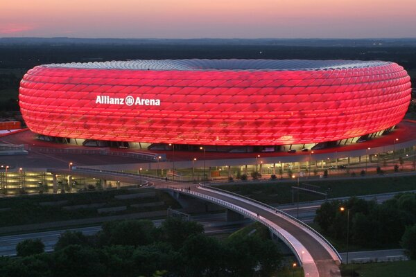 Großes Stadion mit roter Beleuchtung