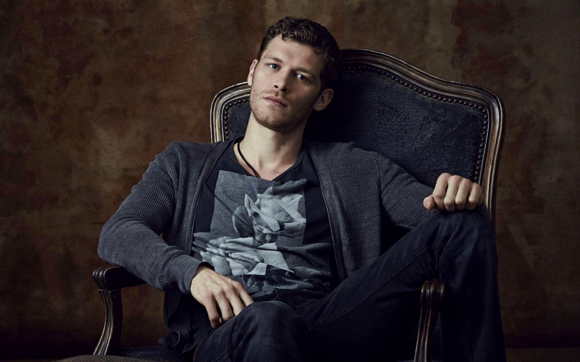 homens retrato homem solteiro adulto usar lugar sentar música dentro de casa moda móveis joseph morgan cara